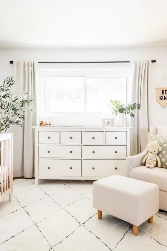Babyzimmer in Weiß schönes Raumdesign geometrische Muster sehr ansprechendes Ambiente