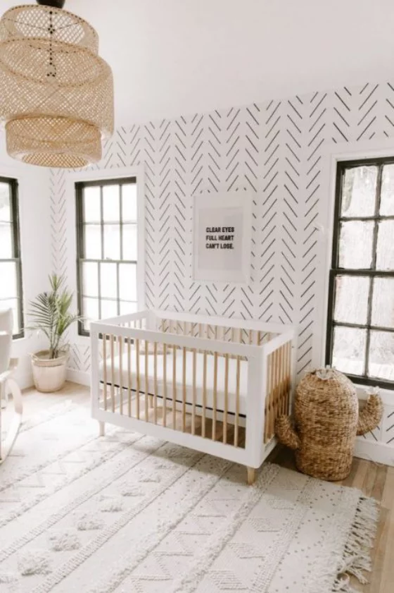 Babyzimmer in Weiß unauffällige geometrische Muster Wandtapete Teppich grüne Zimmerpflanze in der Ecke