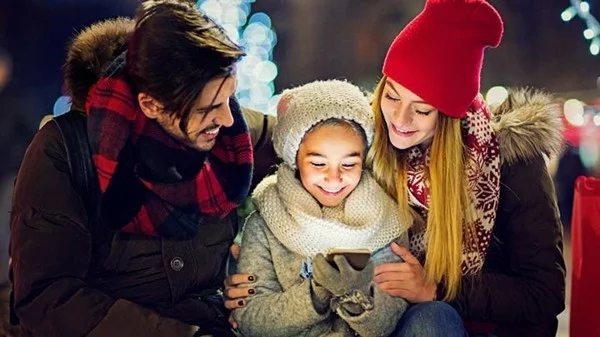 Den Weihnachtsmann anrufen Kinderfreuede Familie