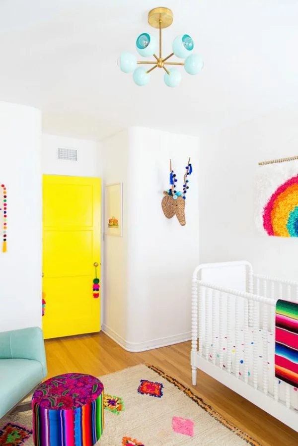 Kunterbuntes Babyzimmer Akzente in gesättigten Farben
