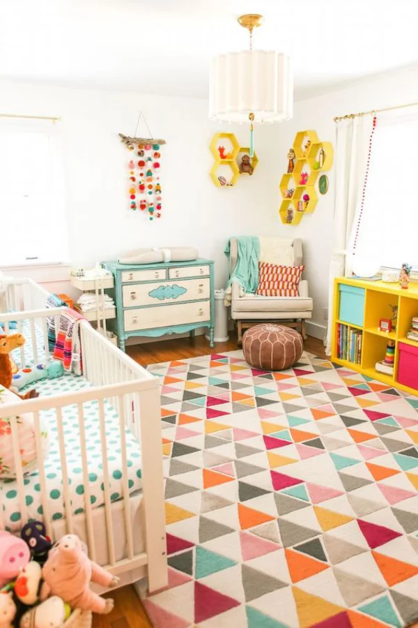 Kunterbuntes Babyzimmer Bett bunter Teppich Hocker Wanddekoration zu viele Farben