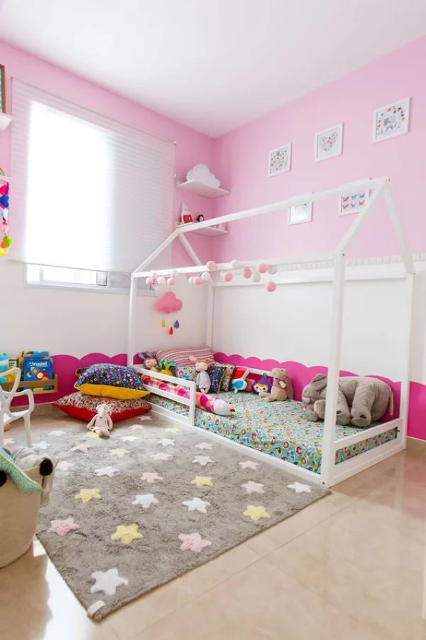 Kunterbuntes Babyzimmer Rosa und Grau in Kombination grauer Teppich rosa Wände Kissen Spielecke