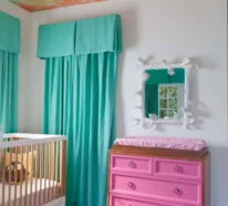 Ein kunterbuntes Babyzimmer strahlt eine fröhliche Atmosphäre aus