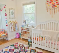 Ein kunterbuntes Babyzimmer strahlt eine fröhliche Atmosphäre aus