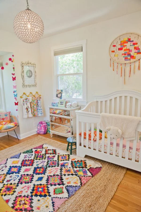 Kunterbuntes Babyzimmer bunter Teppich Wanddekoration