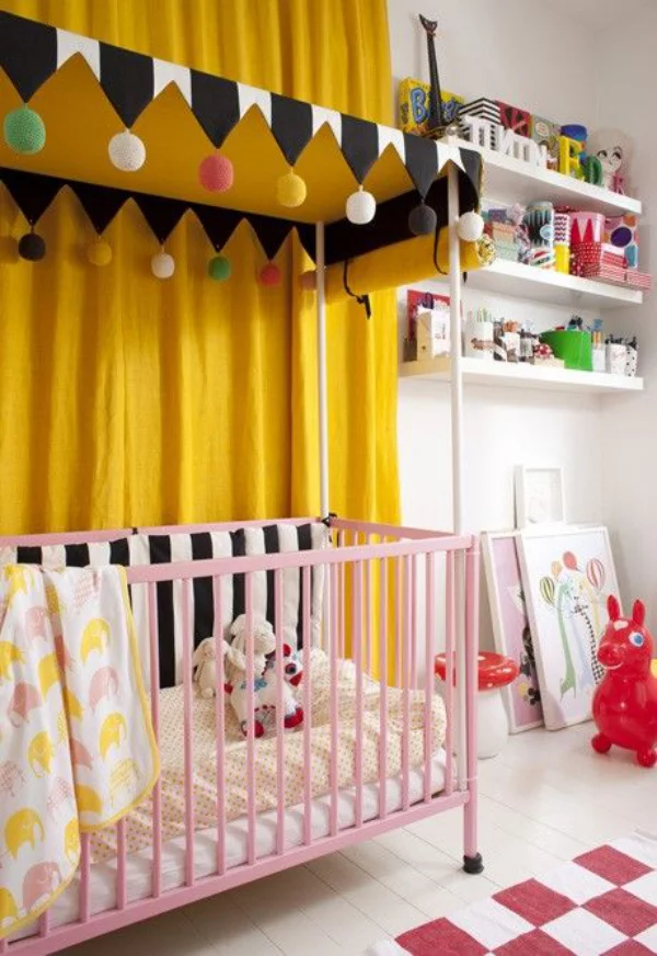 Kunterbuntes Babyzimmer gelbe Gardinen Girlande rosa Bett Regal Spielsachen