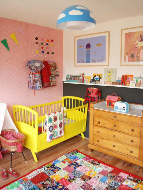 Kunterbuntes Babyzimmer gelbes Kinderbett zu viele Farben vermeiden