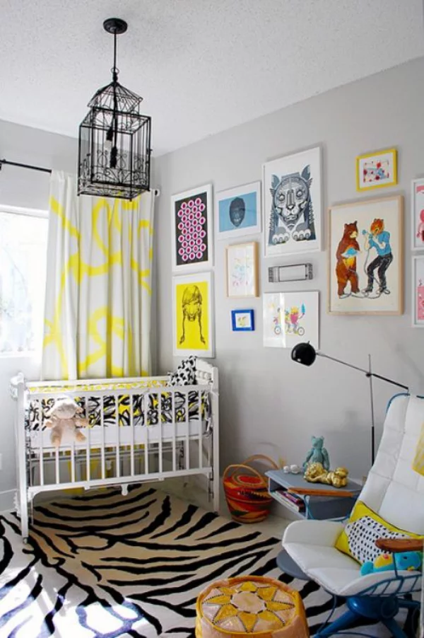 Kunterbuntes Babyzimmer weicher fein gemusterter Teppich Kinderzeichnungen als Wanddekoration