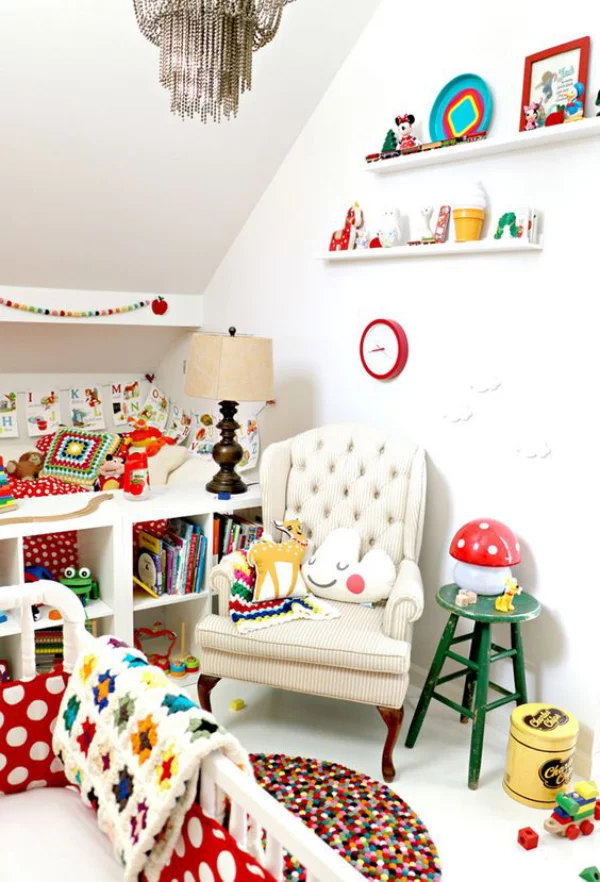 Kunterbuntes Babyzimmer weiße Wände zu viele Farben ein farbiges Durcheinander vermeiden