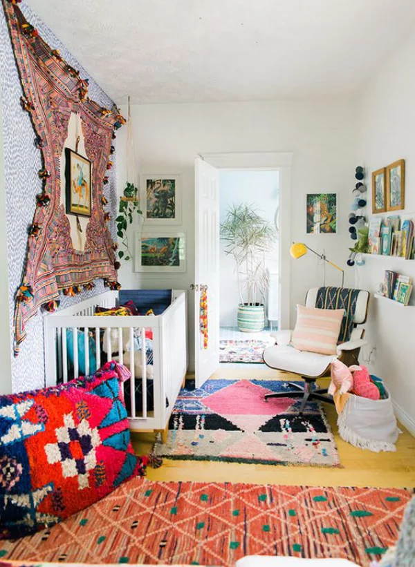 Kunterbuntes Babyzimmer zu viele Farben ein Durcheinander vermeiden Wandteppich Bilder Kissen