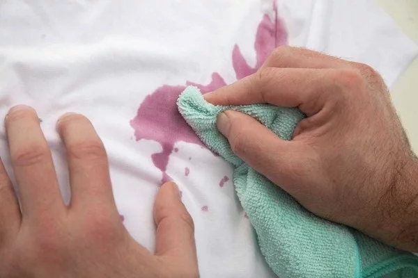bluse rotweinflecken entfernen haushaltstipps