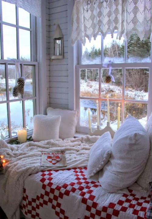 Gemütliches Schlafzimmer im Winter gestalten Tageslicht mit Kerzenlicht kombinieren