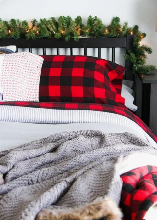 Gemütliches Schlafzimmer im Winter gestalten Tannengrün Karomuster in Rot und Schwarz rustikale Note