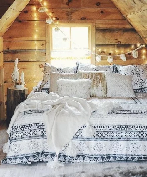 Gemütliches Schlafzimmer im Winter gestalten rustikales Ambiente Holz dekorative kette Kunstfell Kissen