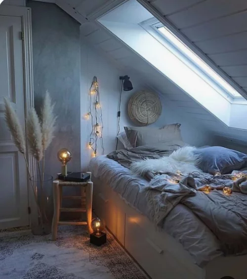 Gemütliches Schlafzimmer im Winter gestalten rustikales graues Ambiente unter der Dachschräge