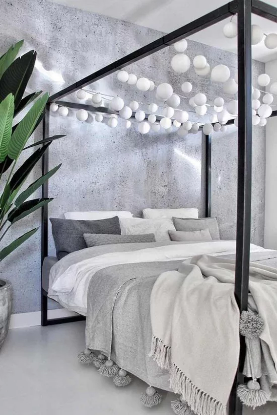 Himmelbett Schlafzimmer in grau weiß schönes Design große Grünpflanze Pompons
