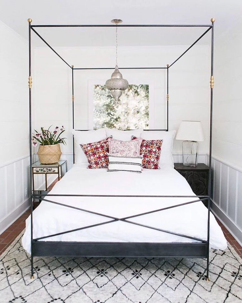 Himmelbett einfaches Design passt ins kleine Schlafzimmer