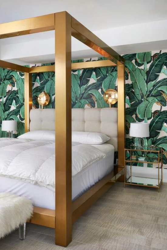 Himmelbett großartige Bettkonstruktion exotische Wandtapete sehr einladendes Ambiente