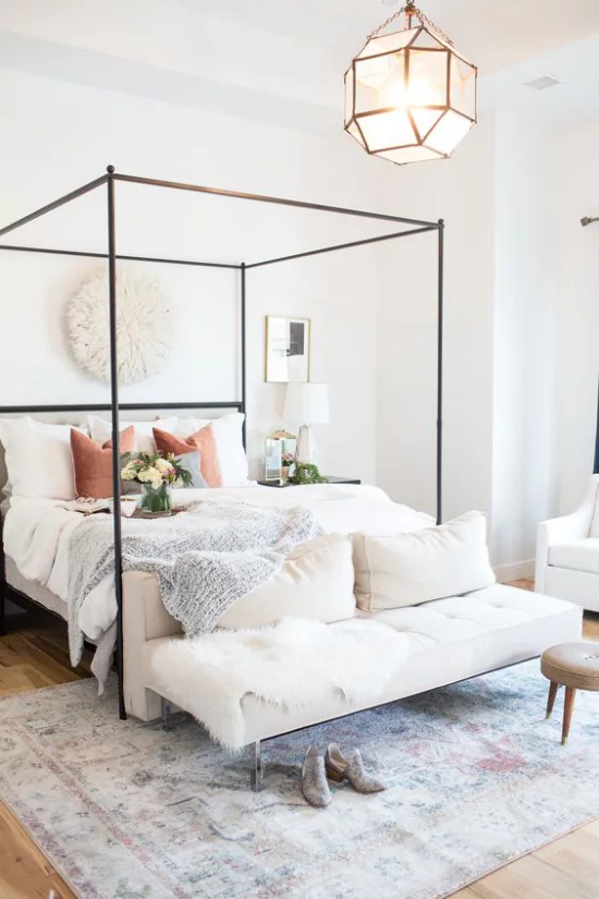 Himmelbett romantisches Schlafzimmer einfaches Bettdesign weiße Bettwäsche Sitzbank Kissen