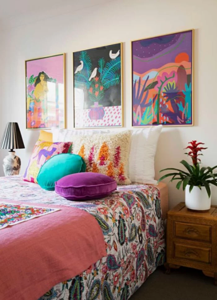 Mehr Farbe im Interieur farbenfrohes Schlafzimmer viele Farben drei Wandbilder über dem Bett
