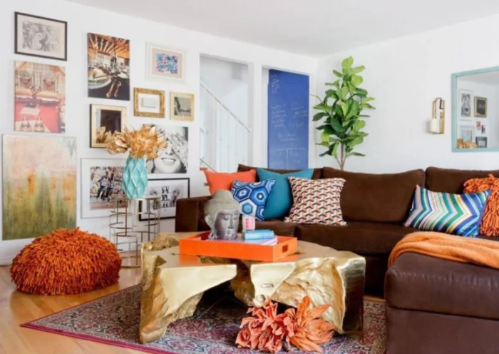 Mehr Farbe im Interieur gemütliches Wohnzimmer braune Couch viele andere farbenfrohe Wohnaccessoires