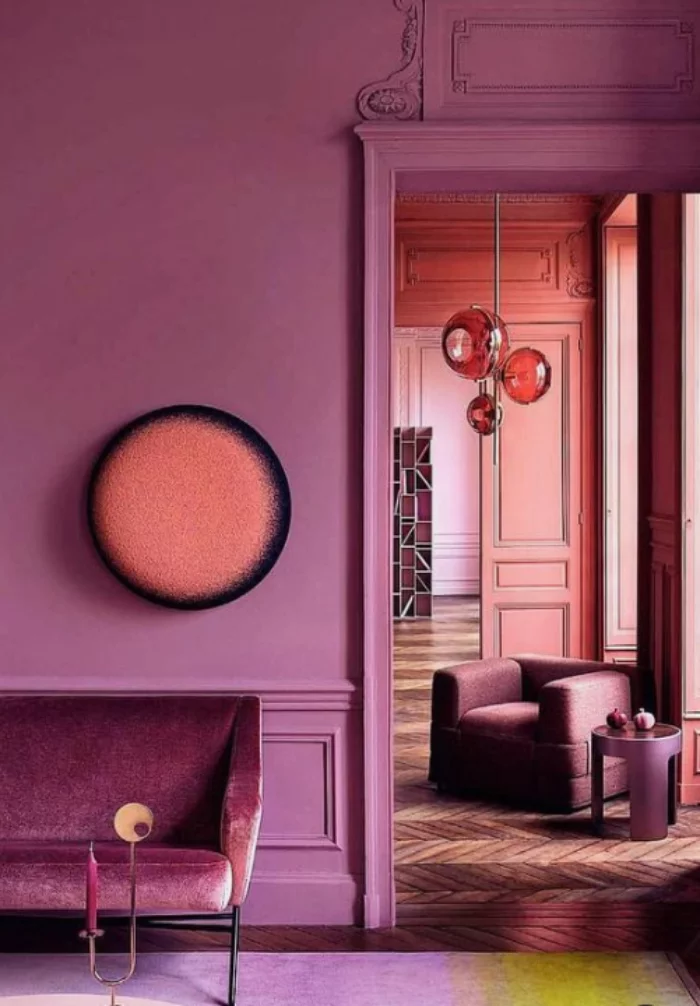 Mehr Farbe im Interieur modernes Wohnzimmer schicke Möbel Rosa und Violett dominieren