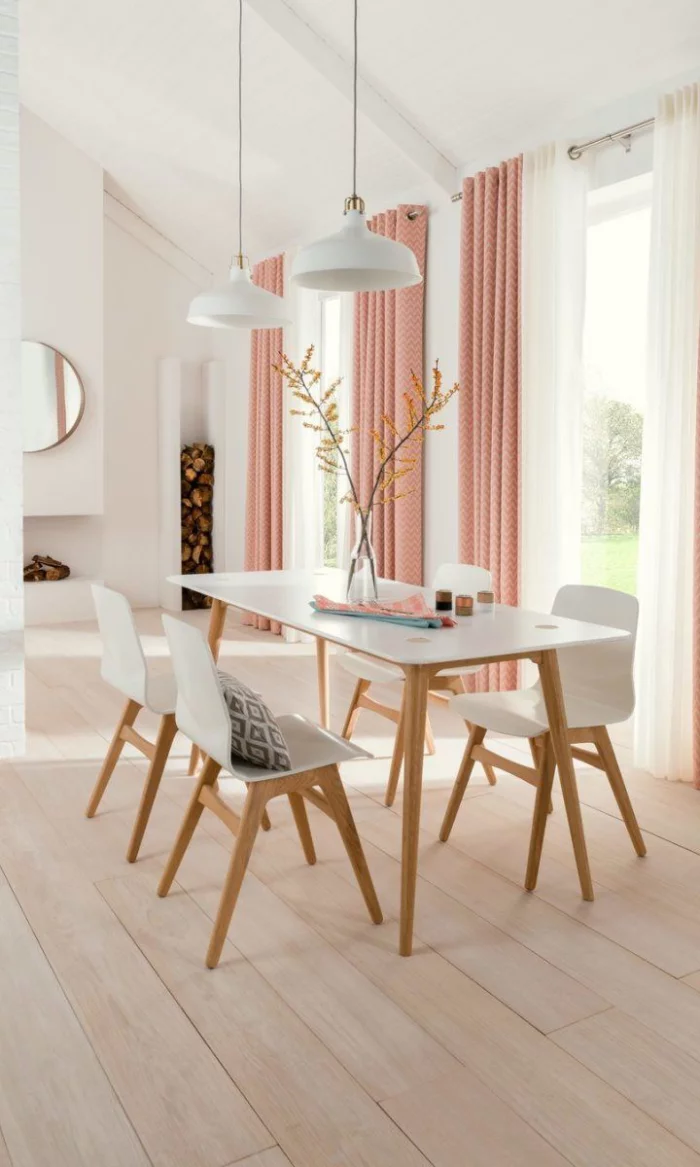 Mehr Farbe im Interieur sonniger Esszimmer helles Holz rosa Vorhänge sehr ansprechendes Ambiente