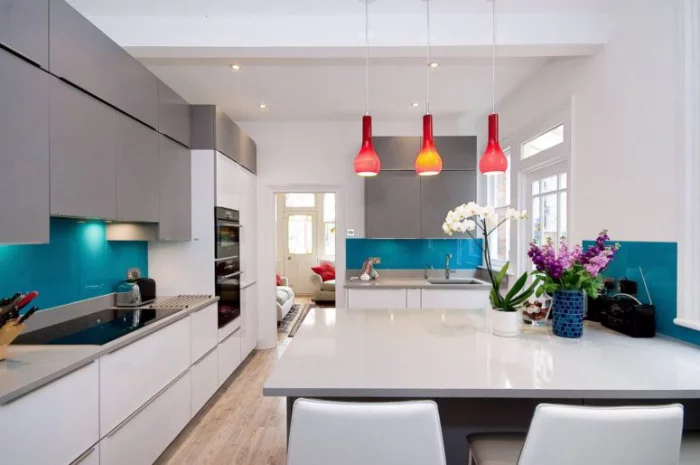 Mehr Farbe im Interieur äußerst moderne Küche clever ausgewählte Farbtöne Akzente