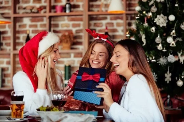 Schrottwichteln regeln Weihnachtsparty Geschenkaustausch Frauen