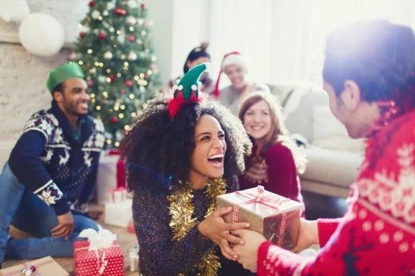 Schrottwichteln regeln Weihnachtsparty Geschenkaustausch Ideen