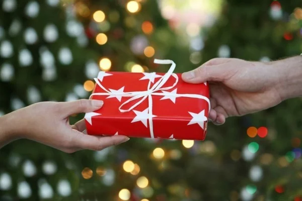 Schrottwichteln regeln Weihnachtsparty Geschenkaustausch Schrottgeschenke verpacken
