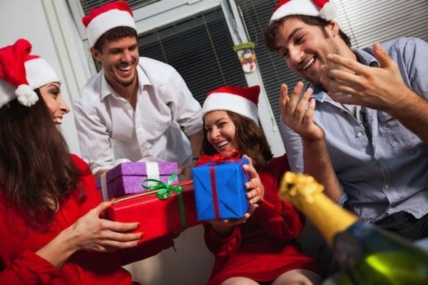 Schrottwichteln regeln Weihnachtsparty Geschenke austauschen witzige Schrottgeschenke