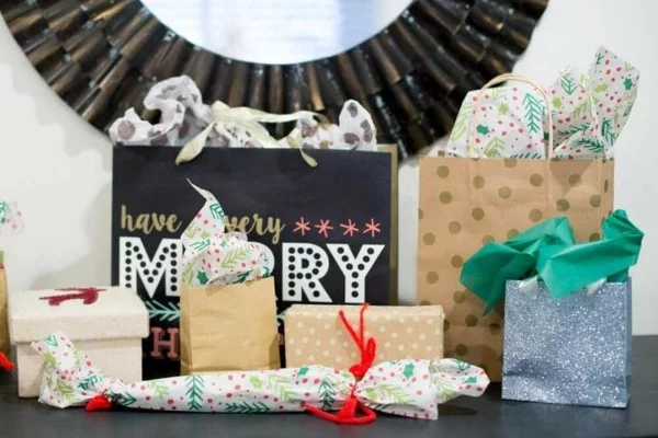 Schrottwichteln regeln Weihnachtsparty Geschenke witzige Schrottgeschenke