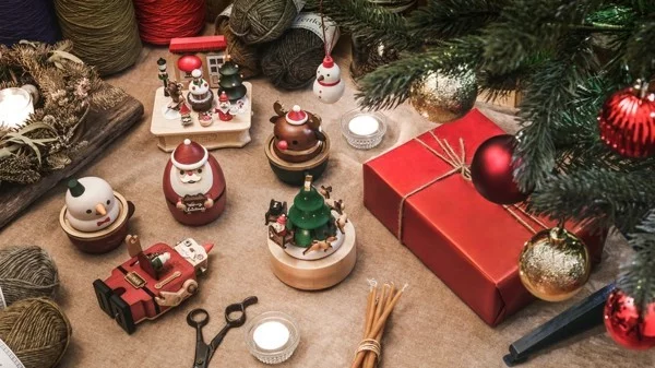 Schrottwichteln regeln Weihnachtsparty veranstalten Geschenkaustausch Geschenke stapeln